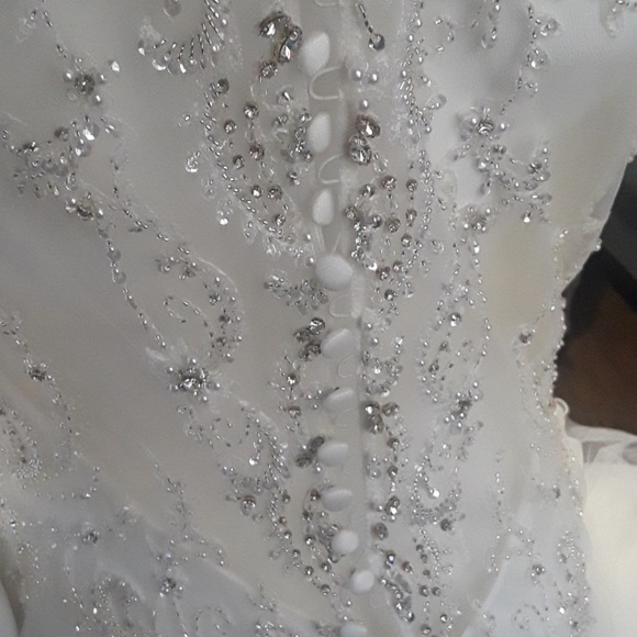 Wedding gown - Picture 4 of 5